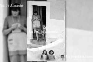 Una madre  con su mandil, pelando patatas en la puerta de su casa allá por el barrio del Reducto y vigilando a la vez a los hijos mientras jugaban.