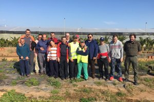 El concejal junto a los alumnos de la escuela.