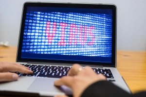 Cuatro profesionales  trabajan en la deteccion y prevencion de amenazas virtuales..