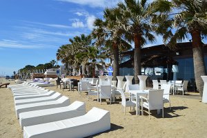 Maui Beach es uno de los chiringuitos de moda más famosos de Mojácar.