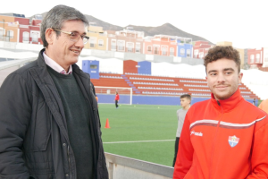 El alcalde de Adra en el campo de Miramar.