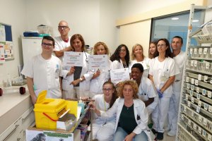 Profesionales de Torrecárdenas muestran mensajes en favor de la vacunación.