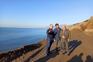 Visita a la zona de ‘Las Cuevecillas’ donde se está aportando la arena.