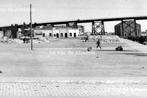 Junto a la explanada donde años después se levantó el Parque Nuevo empezaba el barrio de las Almadrabillas, marcado por el mineral de hierro y el mar