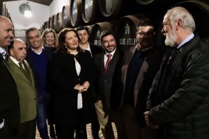 Carmen Crespo durante su visita a las Bodegas Rubio en La Palma del Condado.