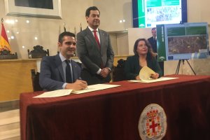 Juanma Moreno, entre el alcalde y la consejera de Agricultura.