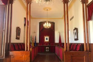 Salón de plenos del ayuntamiento cuevano.
