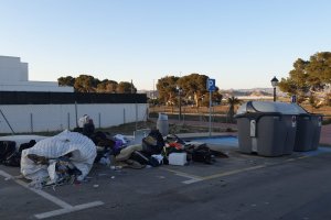 Basura en la avenida Brasil de Vera.