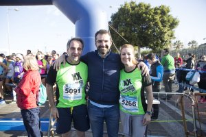 El concejal de deportes en la edición de la Media Maratón de 2017 con el alcalde de de Almería y su mujer.