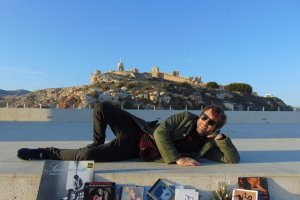 Zarrita posando ante el Cerro de San Cristóbal, foto de Carmen K. Salmerón.