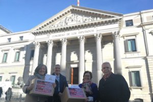 Representantes de andas frente al Congreso de los Diputados en Madrid.