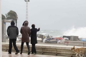 Imagen de archivo de una jornada de viento y oleaje en la capital.