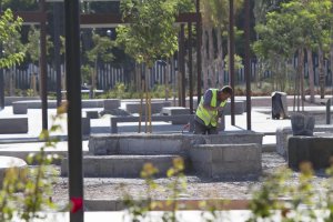 Un operario trabaja en el Parque de las Familias.
