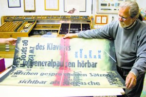 Sdun posa con una de sus creaciones tipográficas.