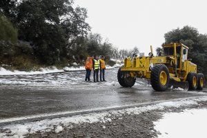 Quitanieves despejando un tramo de carretera en Los Filabres.