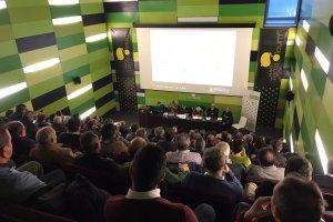 Almazaras de toda Andalucía se reunieron ayer en Mengíbar (Jaén) en un nuevo Consejo Sectorial de Aceite de Oliva.