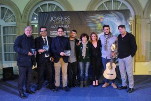 Diputados provinciales, presidente de la Autoridad Portuaria, director y productor y artistas.