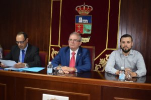 Rafael Ruda (derecha), en la mesa de edad del Ayuntamiento de Vícar.