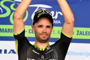 El corredor celebrando un triunfo.