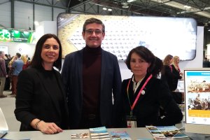 El alcalde, con la concejal y la técnico.