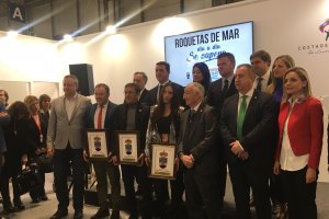 Foto de familia de los premiados por el Ayuntamiento de Roquetas.