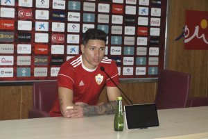 Darwin Núñez en sala de prensa tras el entrenamiento.