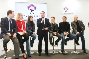 El presidente de la Diputación junto a los cuatro ‘influencers’ invitados, este miércoles en Fitur.