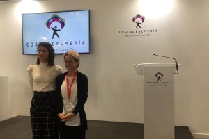 La vicepresidenta de Diputación, Ángeles Martínez, junto a Elena Konovalova, miembro del Consejo Provincial de Turismo.