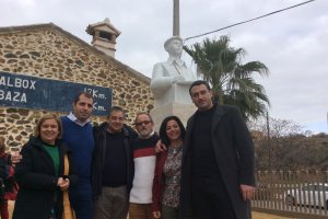 Concejales y el alcalde, Luis Díaz, junto al autor. Al fondo, la obra.