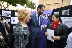 El alcalde de Almería, en un acto contra la violencia hacia la mujer.