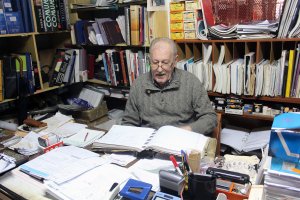 josé zapata conserva en la trastienda los libros de cuentas donde se refleja la vida de muchas familias del barrio.