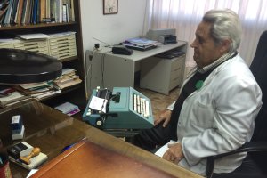 El neumólogo Francisco Núñez Navarro (Carboneras, 1948), en su consulta de la Avenida de la Estación, frente a su vieja máquina de escribir.