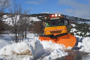 Quitanieves despejando la carretera AL-1178 entre Gérgal, Las Menas y Bacares.