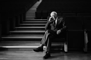 El profesor y pensador Emilio Lledó posa en el Paraninfo de la Universidad de Almería.