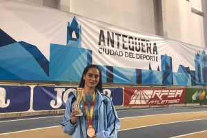La campeona luciendo sus trofeos.