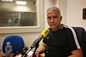 Pepe Morales en los estudios de la Cadena SER.