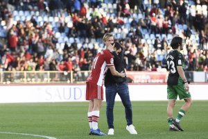 El míster consuela a Juan Muñoz.