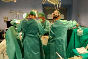 Especialistas del Hospital de Poniente realizando su labor.