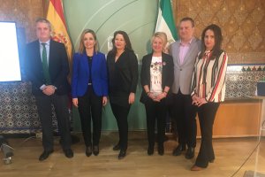 Los delegados de la Junta y la consejera de Agricultura.