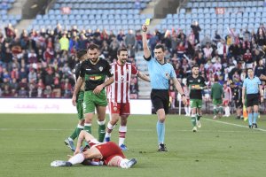Muñiz Ruiz amonesta a Gonzalo Verdú en el Almería-Elche.