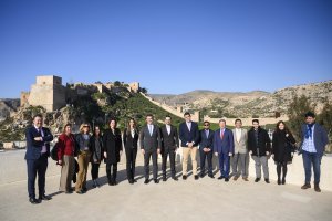 Foto de familia de la delegación de Los Cabos junto a los responsables políticos almerienses