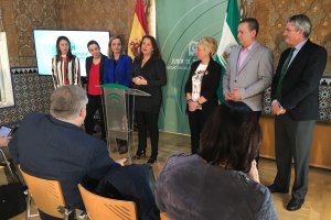 Carmen Crespo, en el centro, ayer en la sede de la Junta.