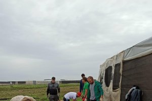 Agricultores de la provincia ayudando en la zona del desastre.