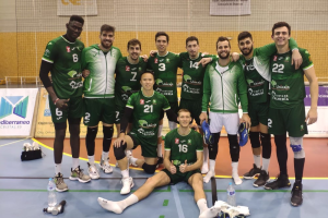 Los jugadores ahorradores tras la victoria en Almoradí.