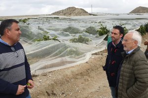 El alcalde junto con el subdelegado hablando con uno de los afectados.