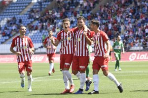 Álvaro Giménez celebrando con el Almería un gol al Elche.