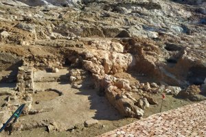 Restos de vivienda encontrada en la ladera del cerro