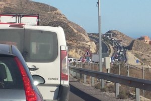 Uno de los habituales atascos en la A7.
