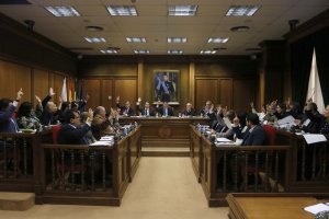 Votaciones durante la sesión plenaria en la Diputación de Almería.