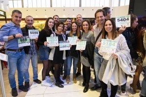 Un buen grupo de participantes con sus dorsales.